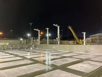 Módulos de FRP instalados, vista nocturna