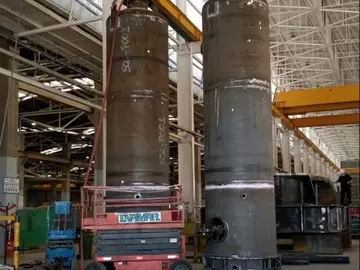 Recipientes verticales izados con puente grúa