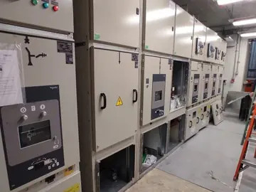 Celdas y tableros dentro de una sala eléctrica