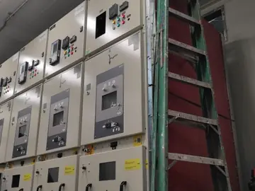 Revisión de celdas dentro de una sala eléctrica