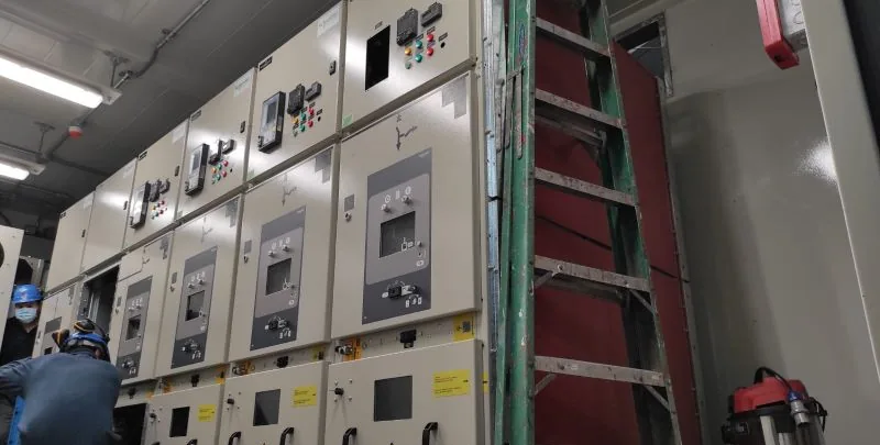 Revisión de celdas dentro de una sala eléctrica