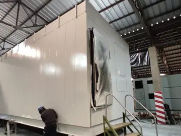 Sala eléctrica modular en taller, con su acceso instalado